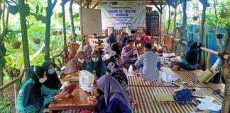 PELATIHAN SOUVENIR TAS PURUN DAN SASIRANGAN DI RUMAH ALAM