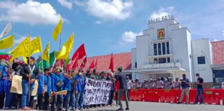 DEMO DI DEPAN BALAI KOTA, ALIANSI CIPAYUNG PLUS ANGKAT ISU KEKINIAN