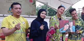 KUNJUNGI MESS L, BAIM PAULA DAPAT KEJUTAN LUKISAN DARI BANJARBARU