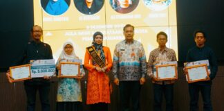 PERTAMA DI KALSEL, BANJARBARU BERI PENGHARGAAN KEPADA 4 ORANG PEGIAT LITERASI