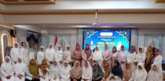USTADZAH FATIMAH BERIKAN CERAMAH, TP PKK KABUPATEN BANJAR GELAR ISRA MIKRAJ NABI MUHAMMAD
