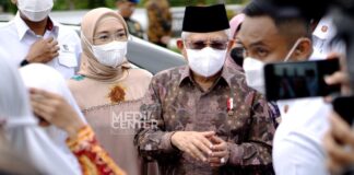 WARTONO DAMPINGI K.H. MA’RUF AMIN BAGIKAN PERALATAN SEKOLAH