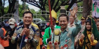 RAIH PIALA ADIPURA KE-5, ADITYA-WARTONO BERI PENGHARGAAN KEPADA PAHLAWAN KEBERSIHAN