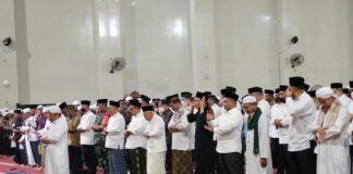 TARAWIH BERSAMA WARGA BANJARBARU, WAPRES RI BERI CERAMAH LAILATUL QADAR