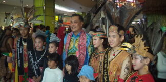 LESTARIKAN BUDAYA DAYAK MERATUS, KUMDATUS KALSEL GELAR BORNEO IN HARMONY IV DI QMALL