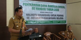 TERIMA BANTUAN RT MANDIRI SENILAI 75 JUTA, WALIKOTA BANJARBARU BERPESAN UNTUK POKMAS