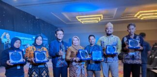 2 PEGIAT PERTANIAN KABUPATEN BANJAR TERIMA PENGHARGAAN YESS AWARD