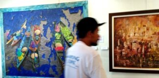 PAMERAN DI KAMPUNG KETUPAT, PELUKIS KALSEL “PANEN”, SALAH SATU PEMBELINYA DENNY CAKNAN