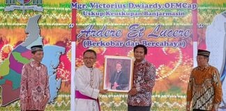 LK3 BANJARMASIN HADIAHKAN LUKISAN KEPADA USKUP PETRUS BODDENG YANG MASUK PURNABAKTI