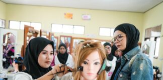 HARI KEDUA, VIVI ZUBEDI DAN DP2KBPMPPA KEMBALI LATIH DI SEKOLAH GRATIS PEMBERDAYAAN PEREMPUAN