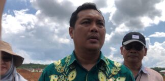 TINJAU 6 LOKASI, ADITYA MONITORING EMBUNG GUNUNG KUPANG YANG BELUM RAMPUNG
