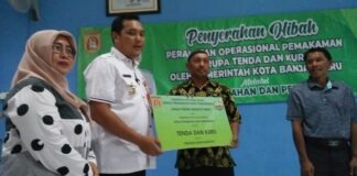 DANA HIBAH UNTUK PEMAKAMAN DI LIANG ANGGANG, ADITYA SERAHKAN 13 TENDA DAN 405 KURSI