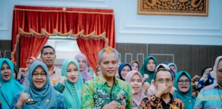 SELAMAT 74 ASN BANJARBARU, SEKDA SERAHKAN SK KENAIKAN PANGKAT