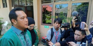 NYOBLOS DI TPS 10 KOMET, WALI KOTA BANJARBARU BERIKAN HAK SUARA