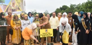 ACIL ODAH PIMPIN GERAKAN “PEREMPUAN MENANAM” DI HARI KARTINI