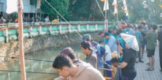 UBAH SUNGAI KEMUNING JADI WISATA PEMANCINGAN, ADITYA TEBAR BIBIT IKAN