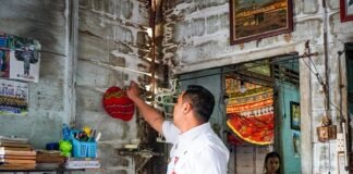 PROGRAM BEDAH RUMAH CEMPAKA, ADITYA SERAHKAN BANTUAN DAN BERDIALOG DENGAN WARGA
