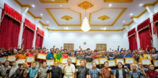 APRESIASI KELOMPOK DAMKAR, ADITYA BERIKAN MESIN PEMADAM PORTABLE