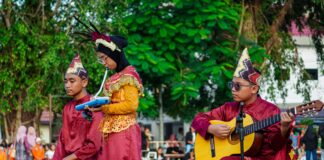 PARADE SENJA MENAMPILKAN KREATIVITAS SENI PARA PELAJAR