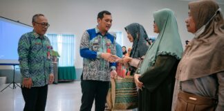 TUNJUKKAN SELALU ADA UNTUK MASYARAKAT, PEMKO BANJARBARU SERAHKAN BANTUAN SEMBAKO