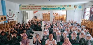GENCARKAN LITERASI DAN PEDULI LINGKUNGAN, BASAKALIMANTANWIKI KUNJUNGI SMP MUHAMMADIYAH 1 BANJARBARU