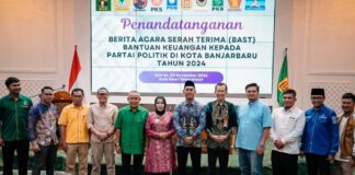 BANJARBARU SERAHKAN DANA HIBAH KEPADA 9 PARPOL DEWAN, SATU SUARA RP14.000