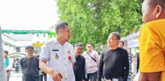 PASAR MURAH DIGELAR DI HALAMAN AULA BINA SATRIA, ADITYA BERDIALOG DENGAN WARGA