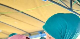 TINJAU WARGA TERDAMPAK BANJIR, VIVI SERAHKAN BANTUAN