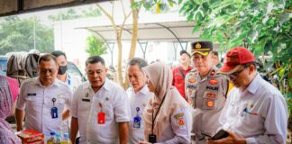 PASTIKAN HARGA STABIL DAN STOK TERSEDIA, TPID LAKUKAN PENINJAUAN KE SEJUMLAH PASAR BANJARBARU