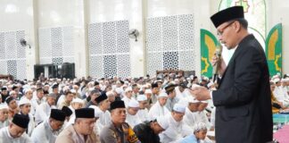 SALAT IED DI MASJID AGUNG AL-MUNAWWARAH, PJ WALI KOTA SUBHAN SAMPAIKAN UCAPAN SELAMAT LEBARAN KEPADA MASYARAKAT