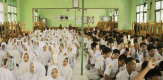 KEREN! SMAN 1 MEKARSARI IMPLEMENTASIKAN ONE HAND ONE TUMBLER, SEKOLAH BERIKAN 300 TUMBLER GRATIS KEPADA SISWA