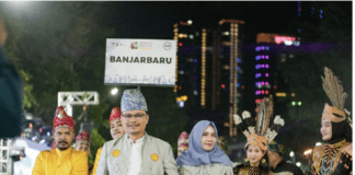 Pj. WALI KOTA BANJARBARU IKUT KARNAVAL BUDAYA MUNAS VII APEKSI 2025