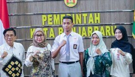 DIMAS BUDIMAN, SISWA SMAN 4 BANJARBARU, TERPILIH MENJADI PENGIBAR BENDERA DI ISTANA NEGARA