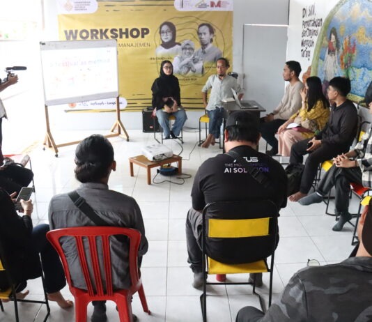 WABUL SAWI FESTIVAL “MELIHAT AAN MANSYUR BEKERJA MENYALAKAN API MIWF”