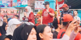 JALAN SEHAT SUSUR SUNGAI KEMUNING SAMBIL PUNGUT SAMPAH, LISA BERIKAN BERHADIAH