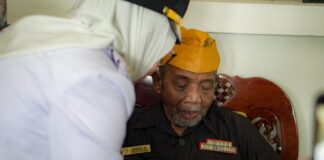 AKSI LISA PADA HUT KE-80 KEMERDAKAAN RI; BAGI BENDERA DI PINGGIR JALAN HINGGA KUNJUNGI VETERAN