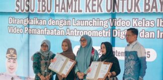 WALI Kota LISA SERAHKAN AMBULANS UNTUK LIMA KECAMATAN