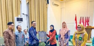 KECAMATAN LANDASAN ULIN DAN KELURAHAN KOMET RAIH PENGHARGAAN KINERJA SANGAT BAIK